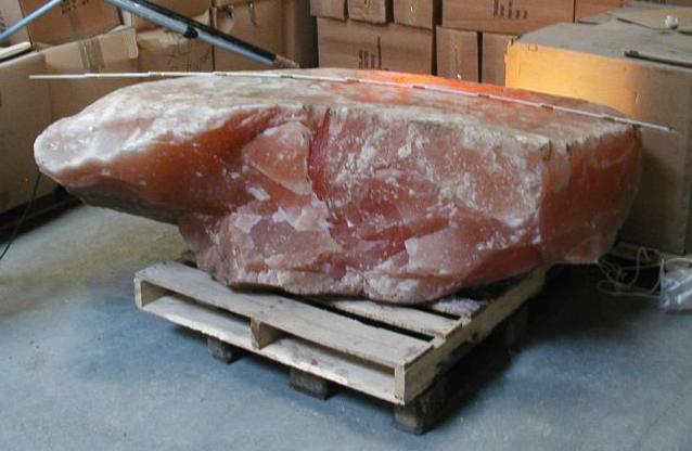 Salzhinkelstein aus Rotsalz 198 x 60 x 60 cm und 1,4 Tonnen schwer